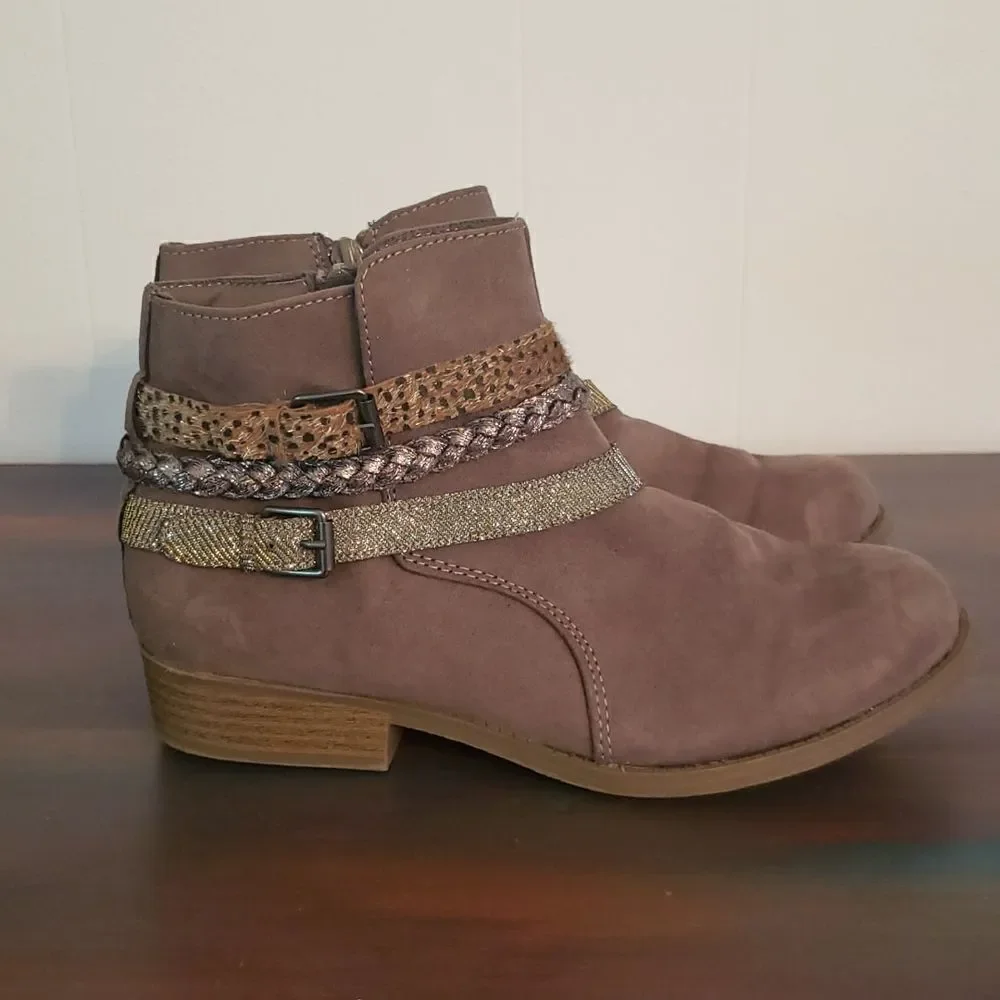EUC SO Brown Ankle Boots with Glittery